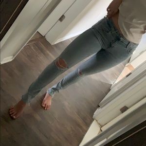 Light wash destroyed skinny jeans